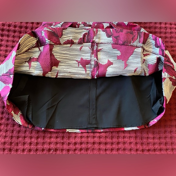 NWOT Black Halo,short fit/flared skirt,silky tapestry fabric,Fuchsia floral, 0 - Picture 5 of 8